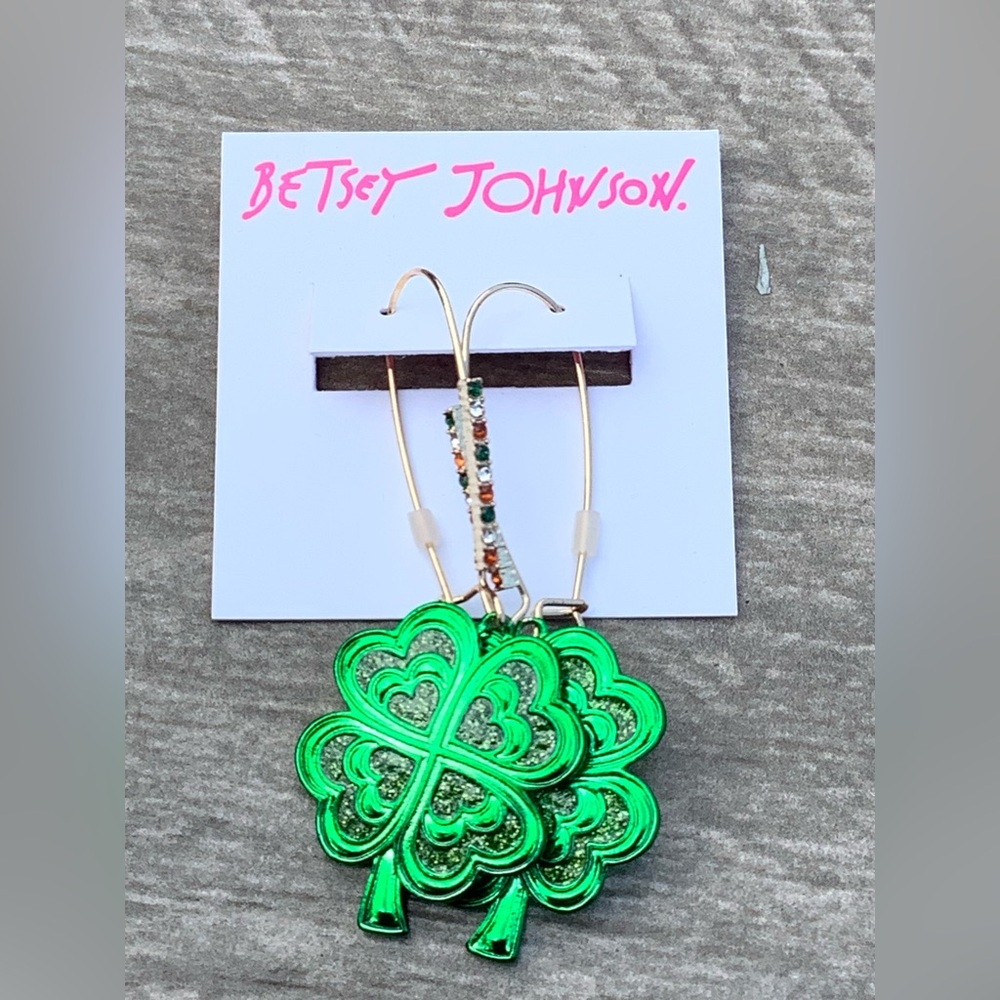 NWT! Betsey Johnson Metallic Green Clover Dangle Rhinestone Earrings - Picture 3 of 4